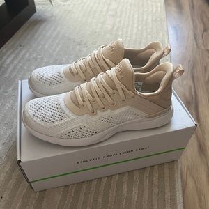 ApL women’s techloom tracer shoes size 5.5